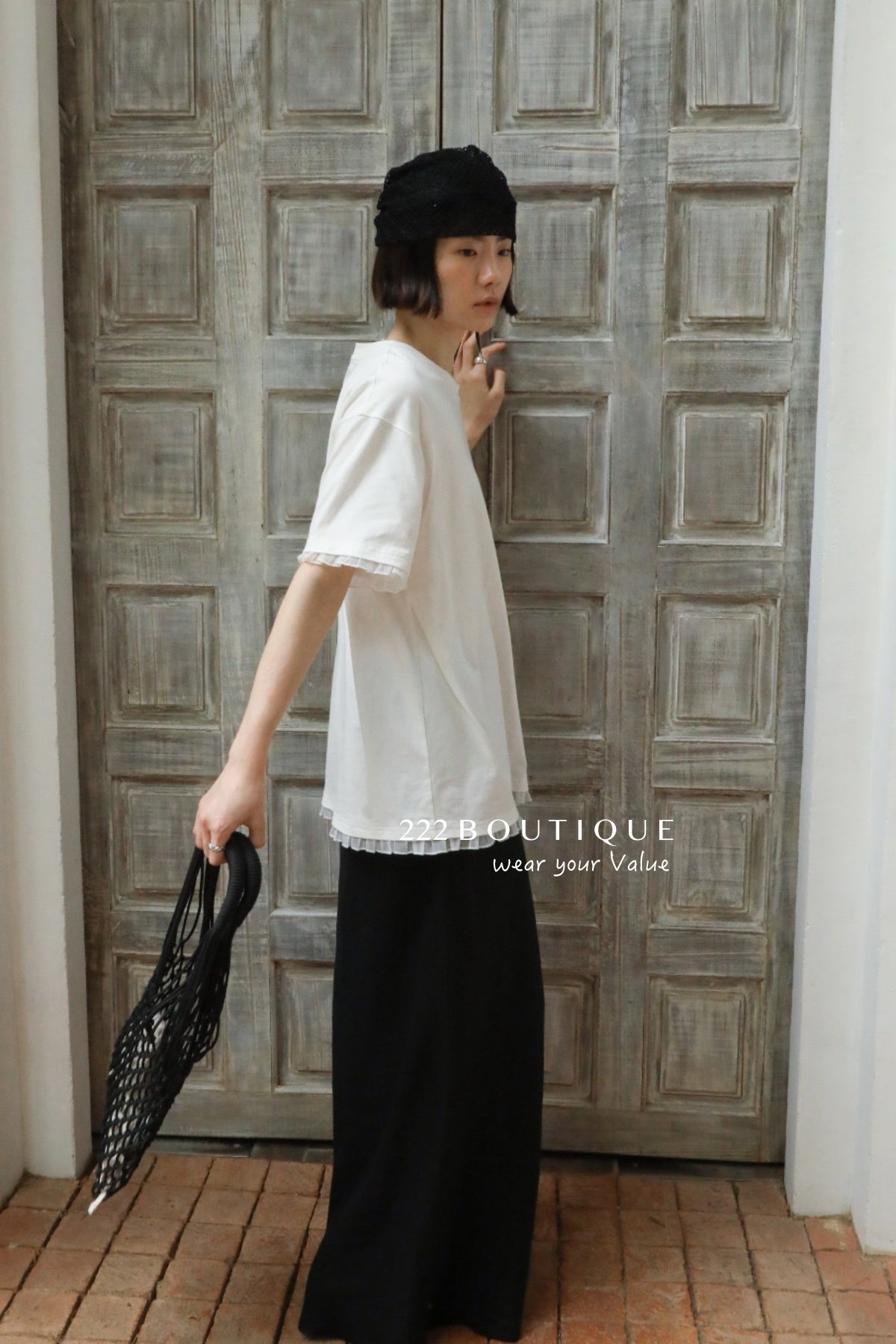 13a66 Graphic tee with ruffled hem