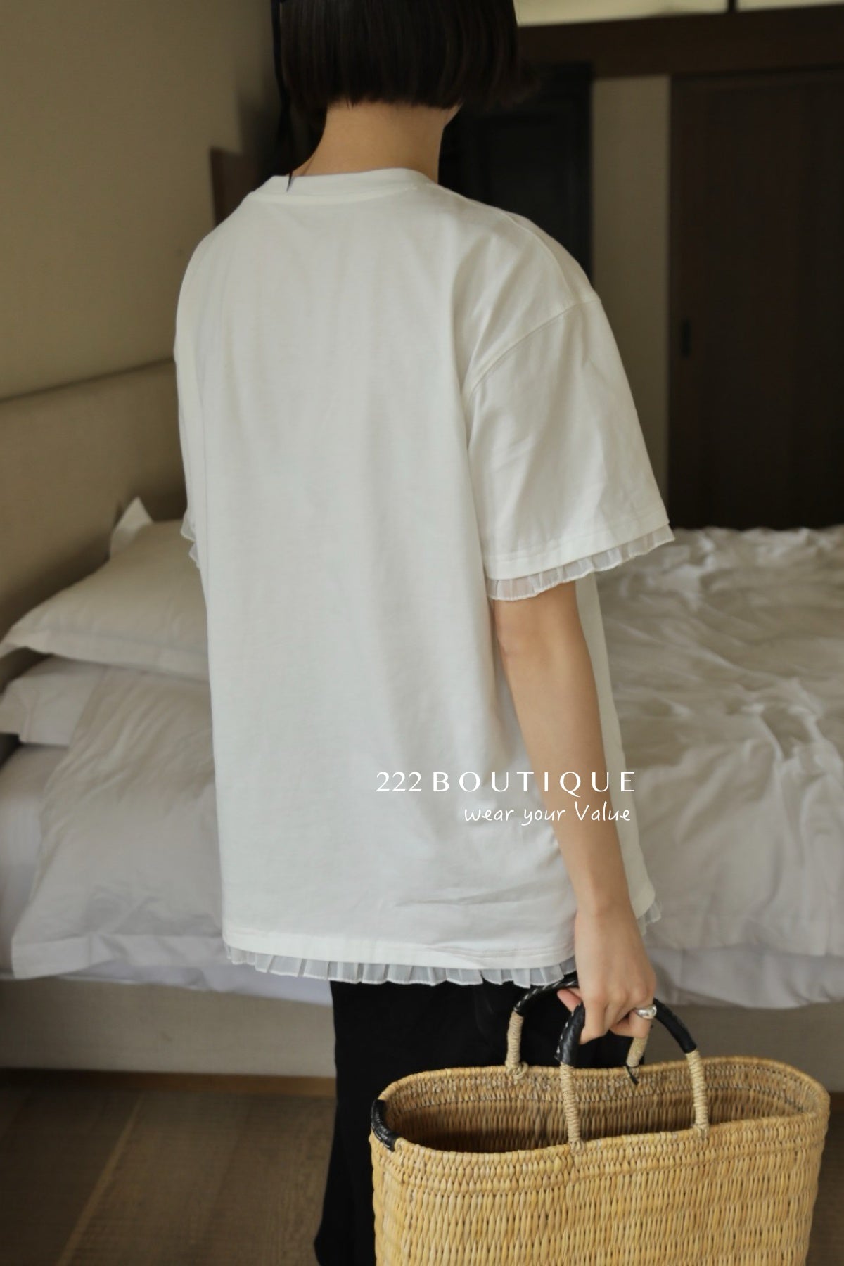 13a66 Graphic tee with ruffled hem