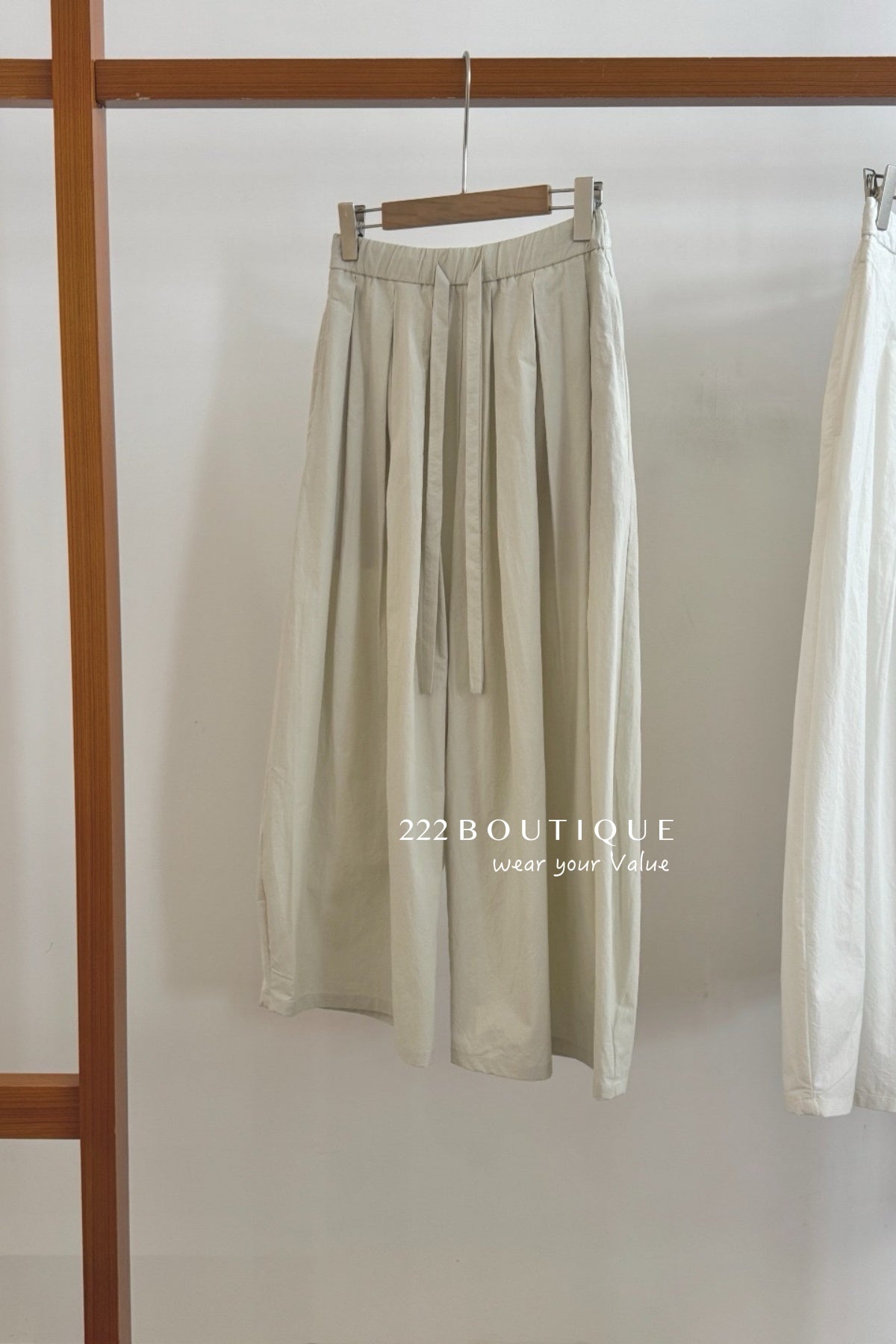 13q30 Straight-leg summer trousers – minimalist and breathable