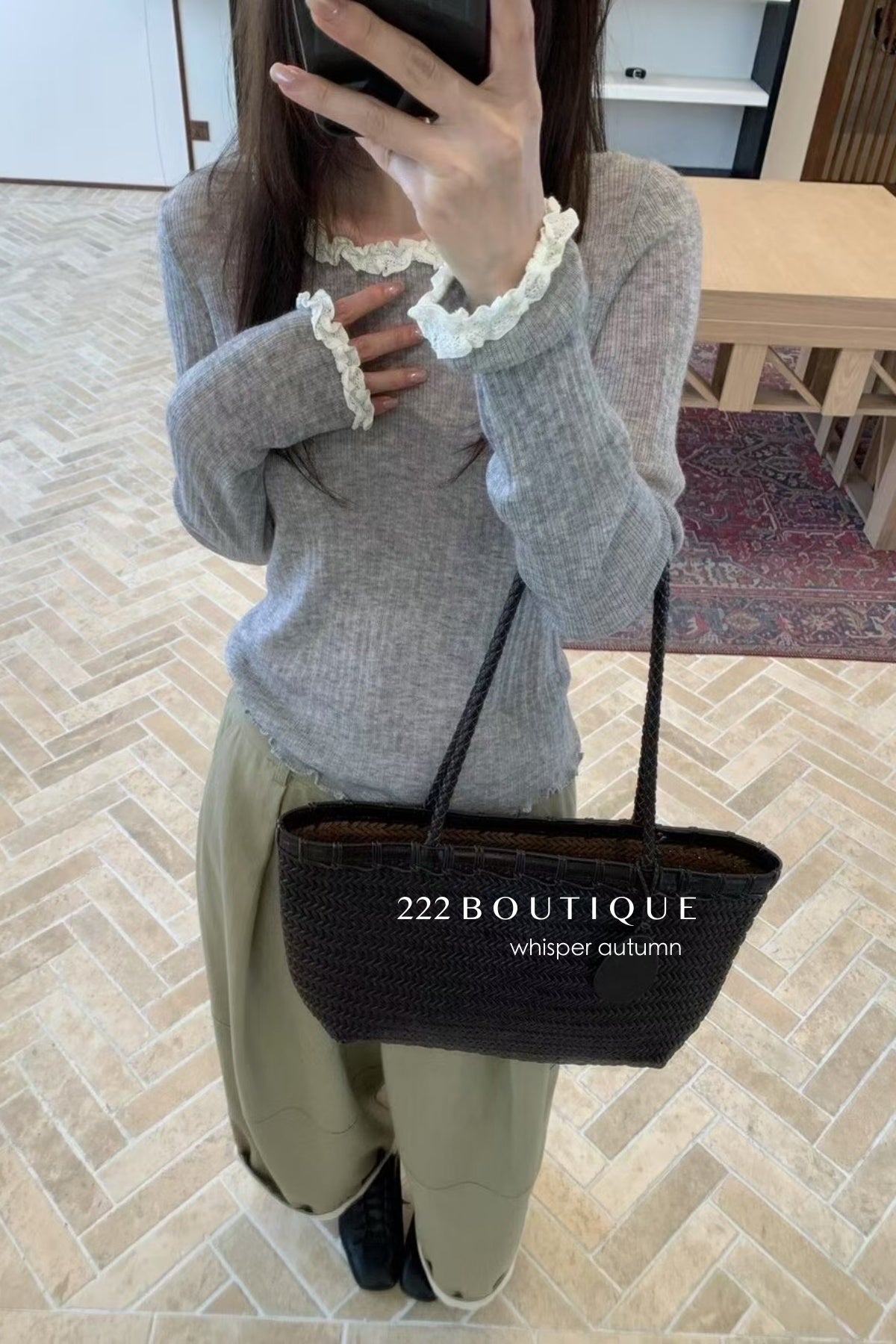 17a5 Long-sleeve knit top with lace trim