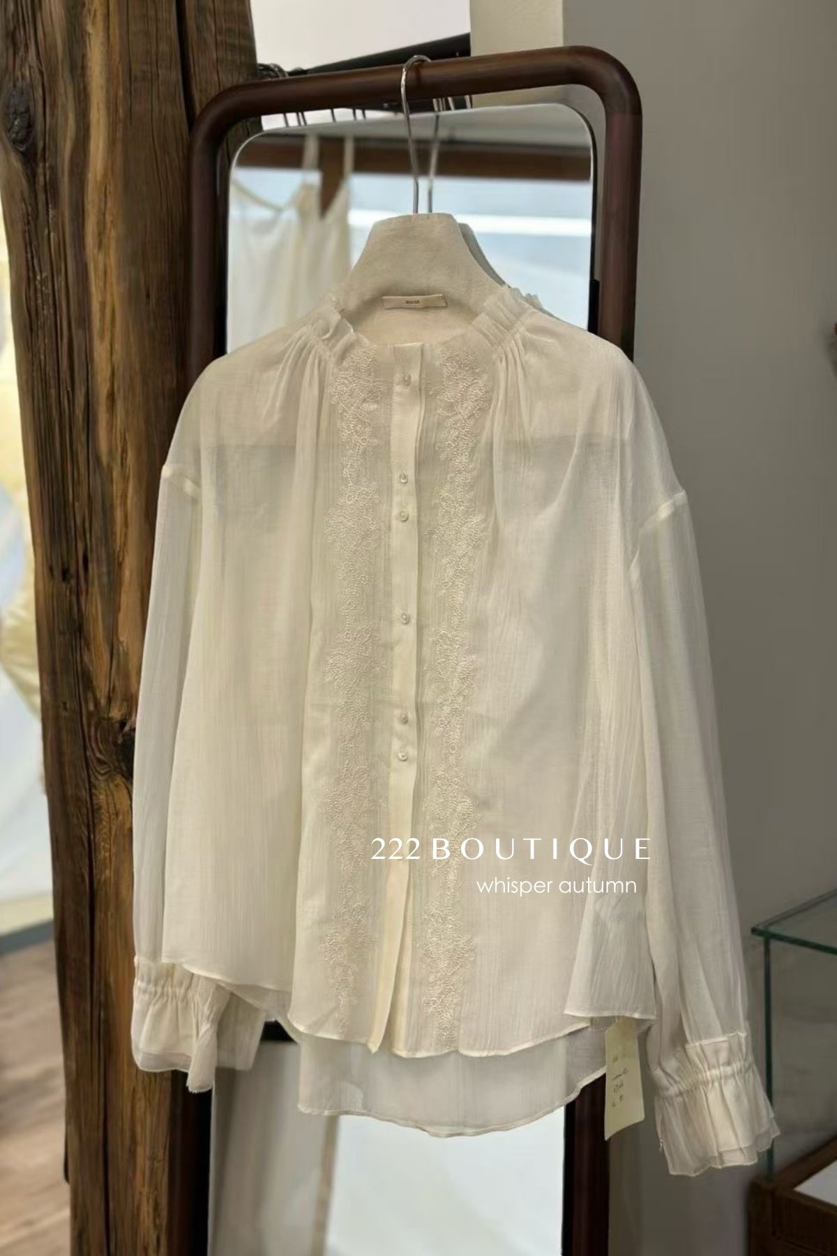17a7 Silk blouse with lace sleeve details