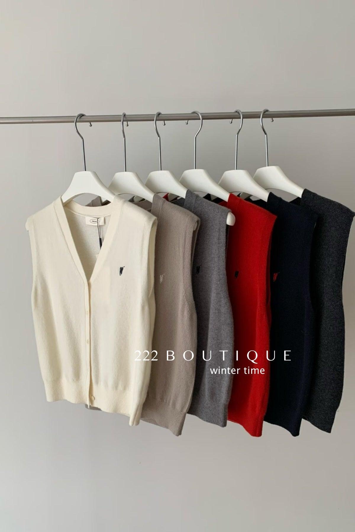 20a34 V-neck wool vest
