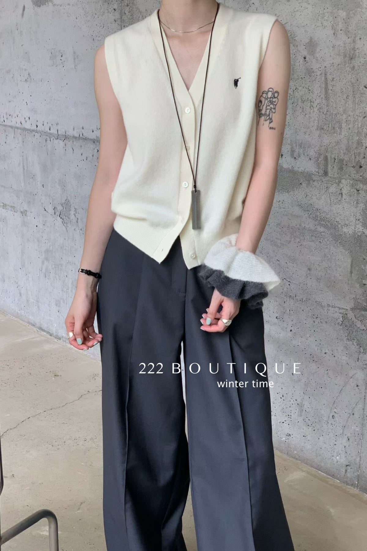 20a34 V-neck wool vest