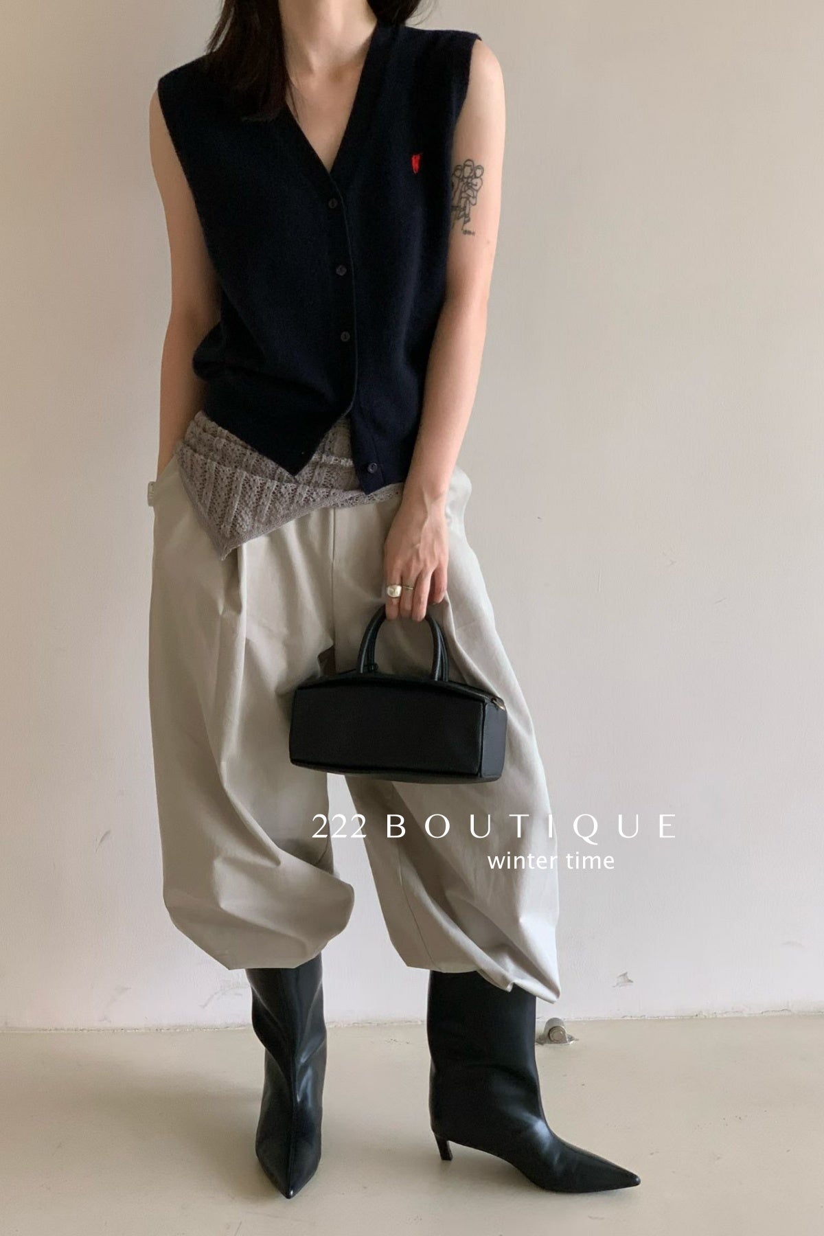 20a34 V-neck wool vest