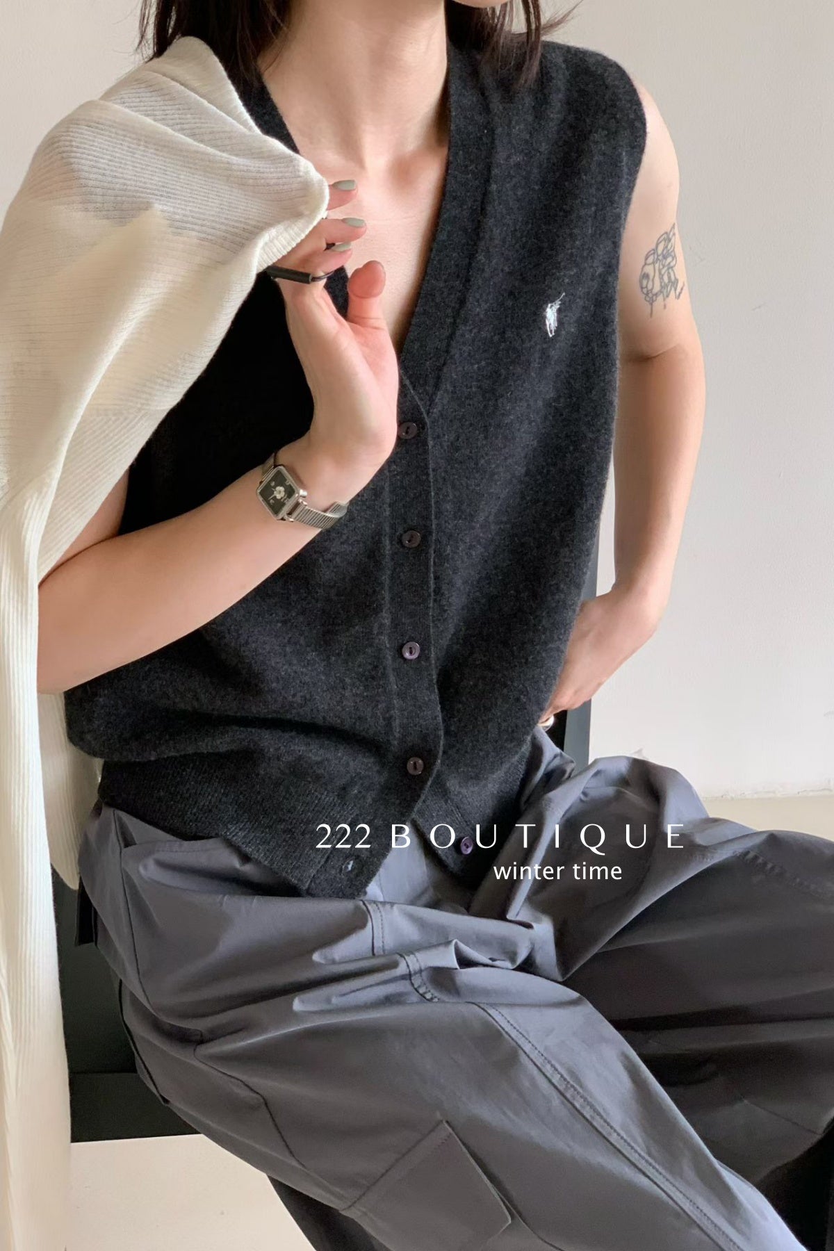 20a34 V-neck wool vest