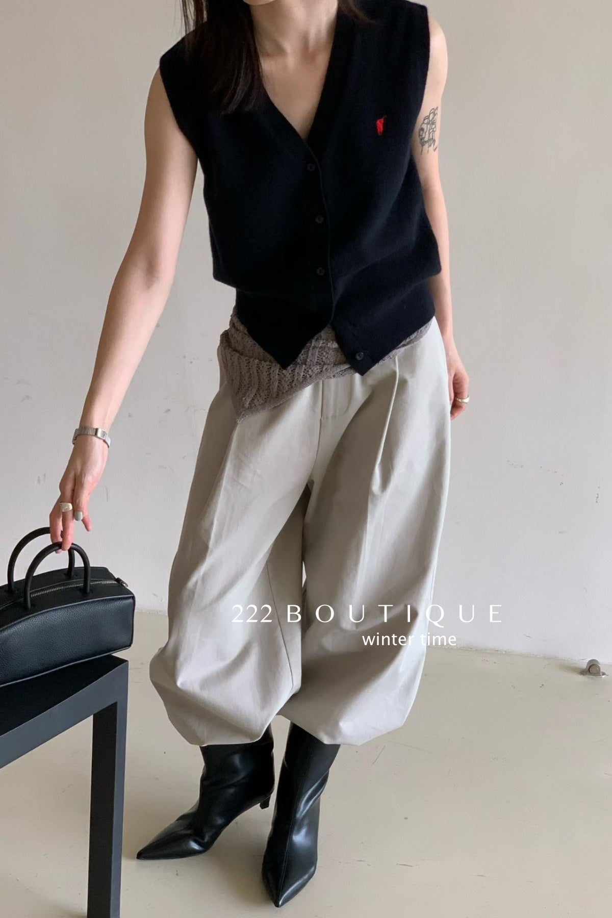20a34 V-neck wool vest
