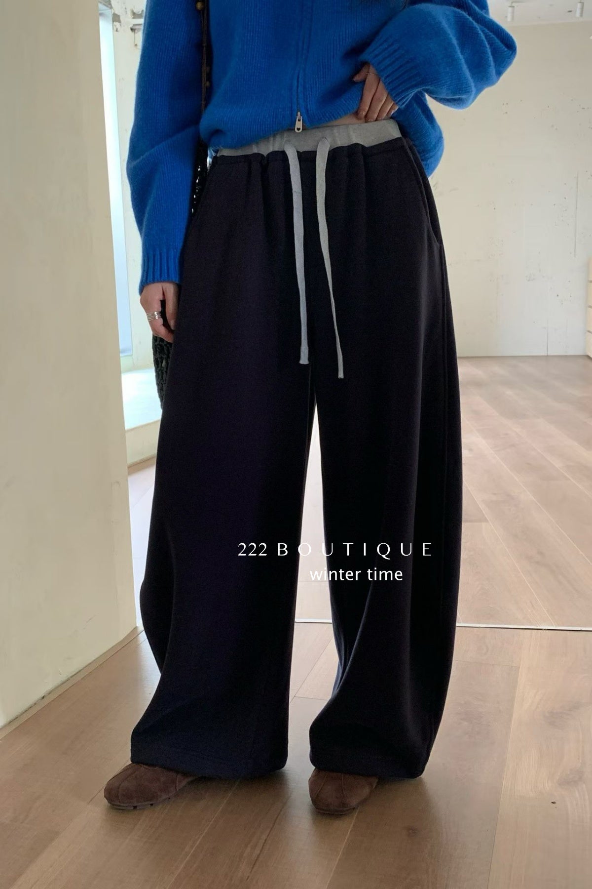 19q41 Elastic-waist straight wool trousers
