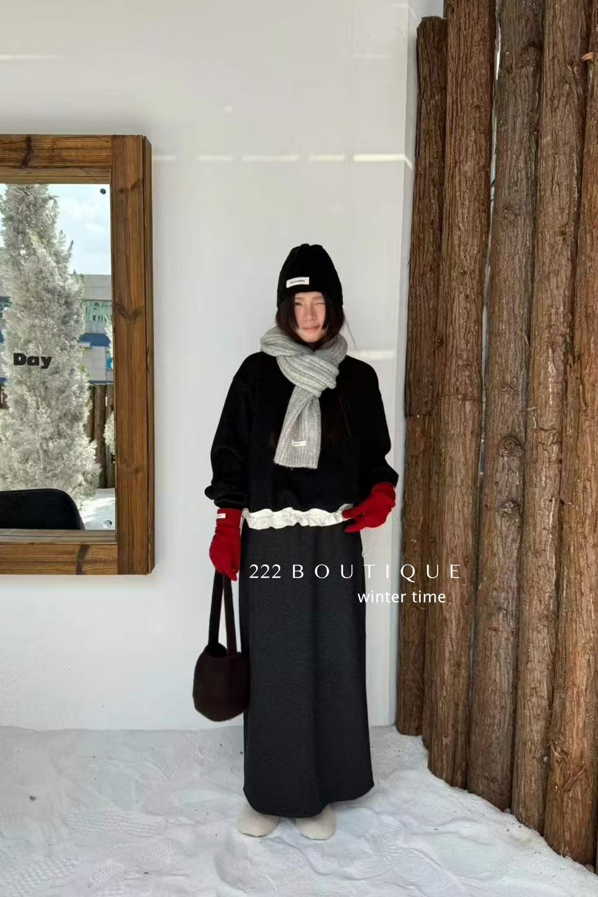 19a17 Ruffled-hem sweatshirt with contrast collar