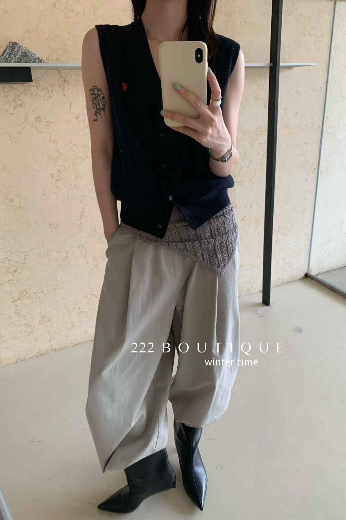 20a34 V-neck wool vest
