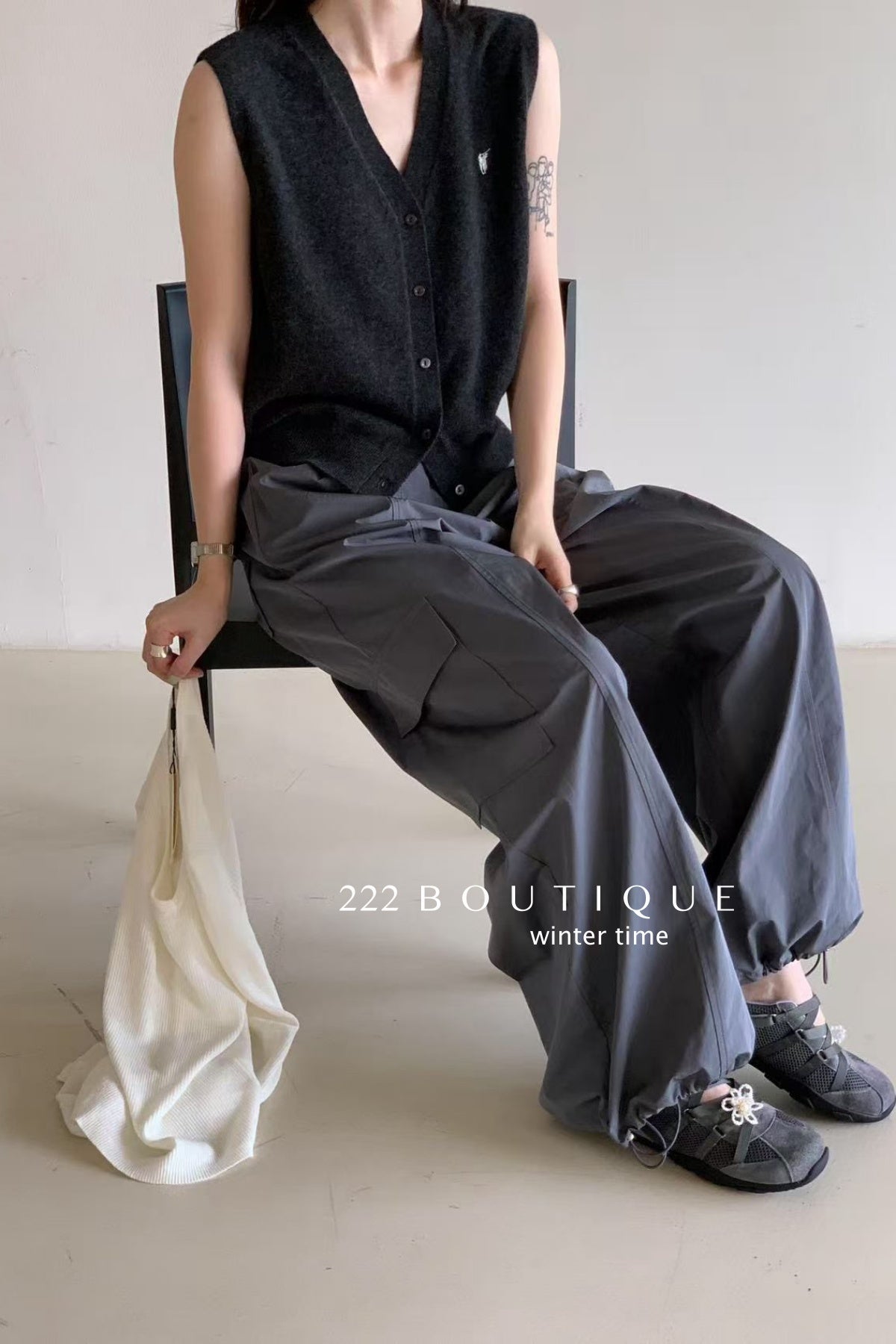 20a34 V-neck wool vest