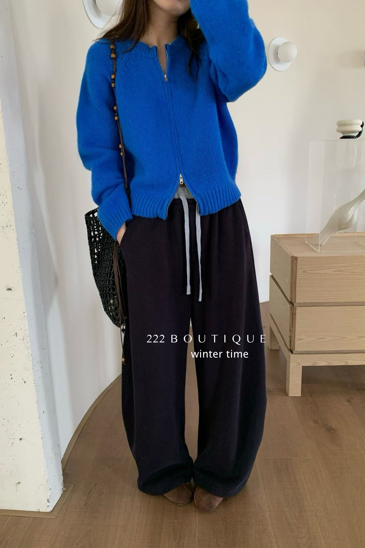 19q41 Elastic-waist straight wool trousers