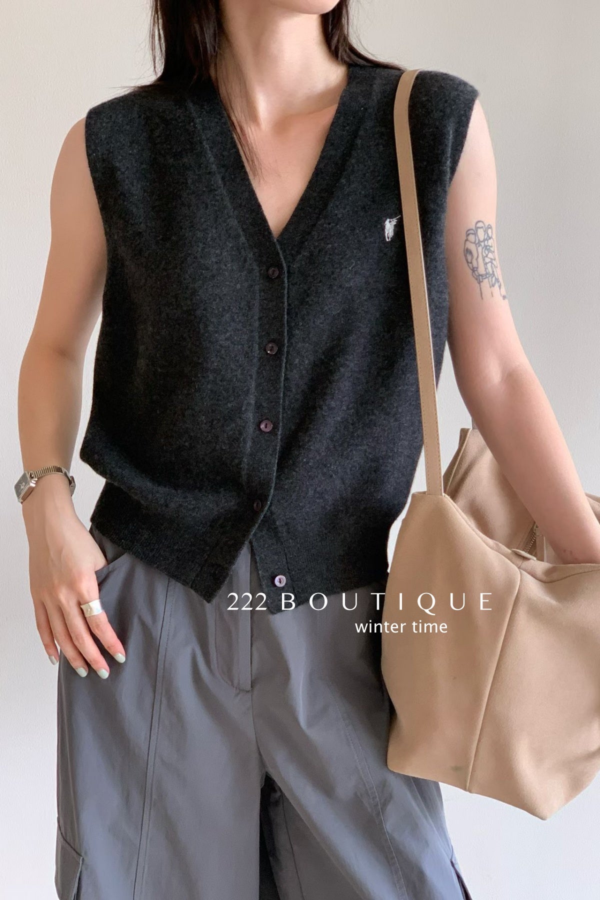 20a34 V-neck wool vest