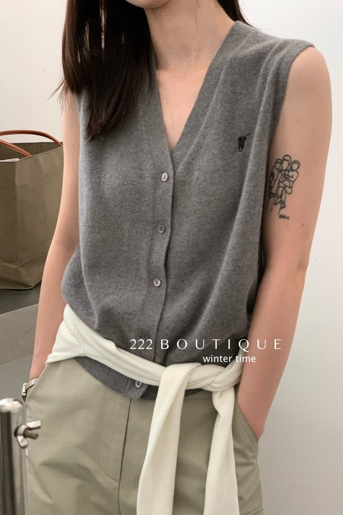 20a34 V-neck wool vest