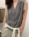 20a34 V-neck wool vest