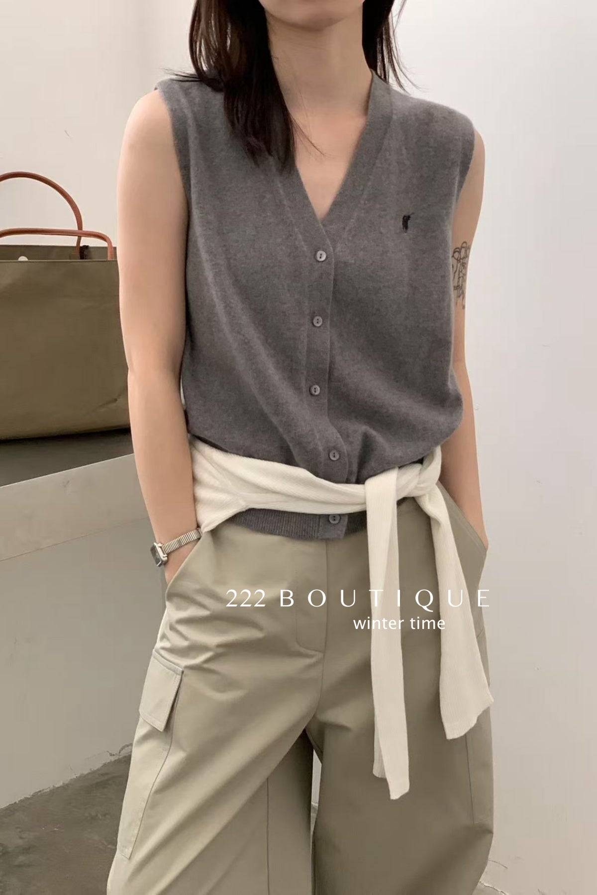 20a34 V-neck wool vest