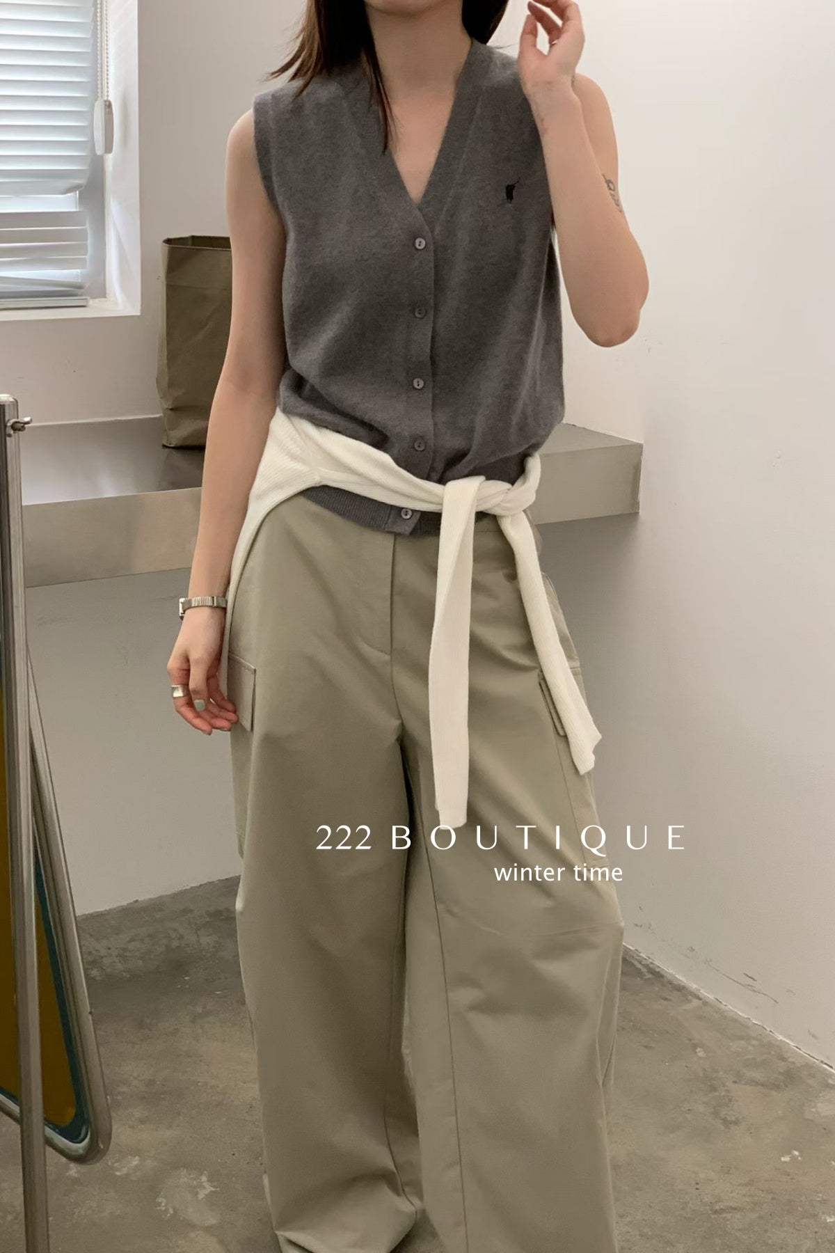 20a34 V-neck wool vest