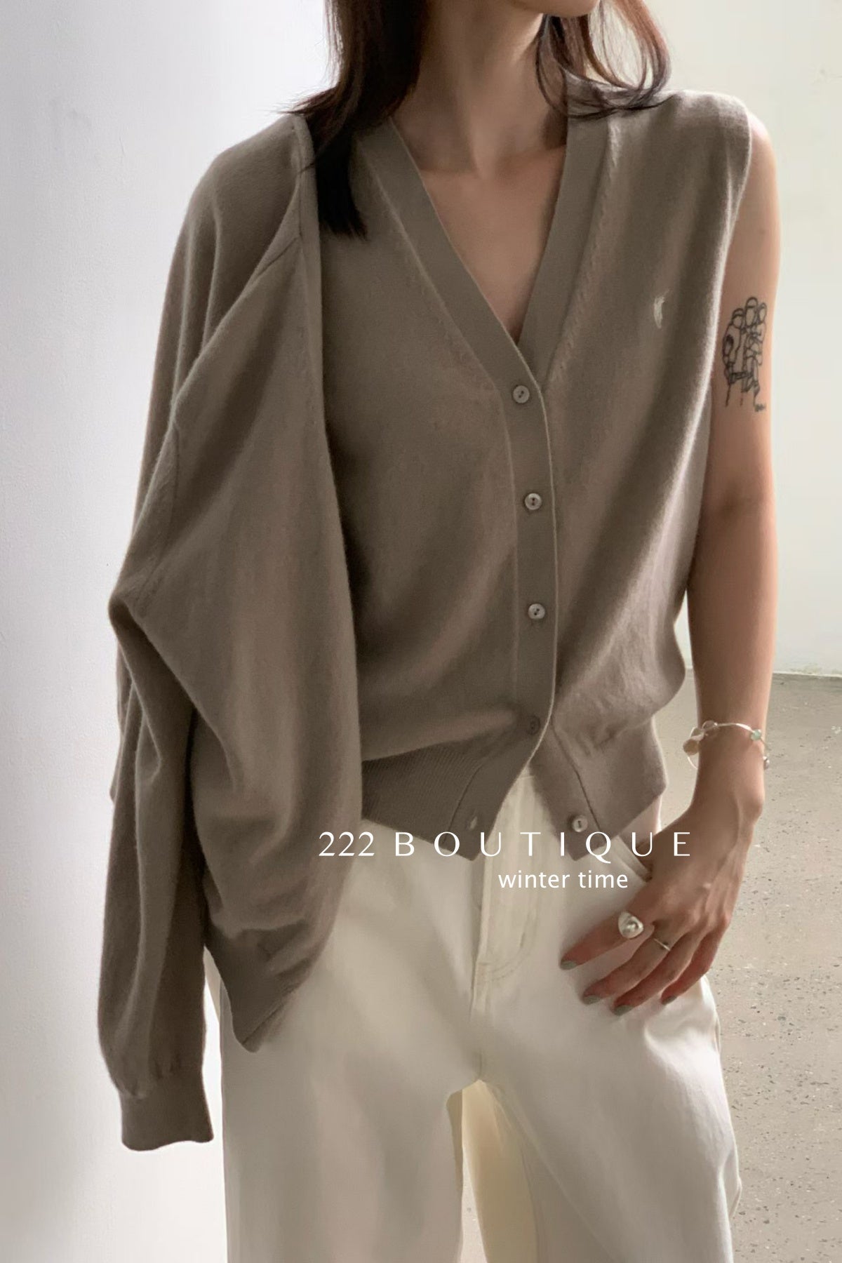 20a34 V-neck wool vest