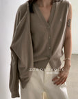 20a34 V-neck wool vest