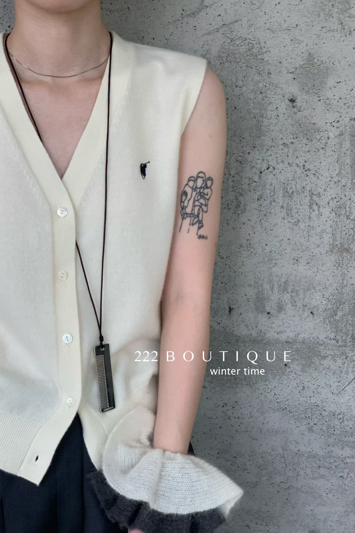 20a34 V-neck wool vest