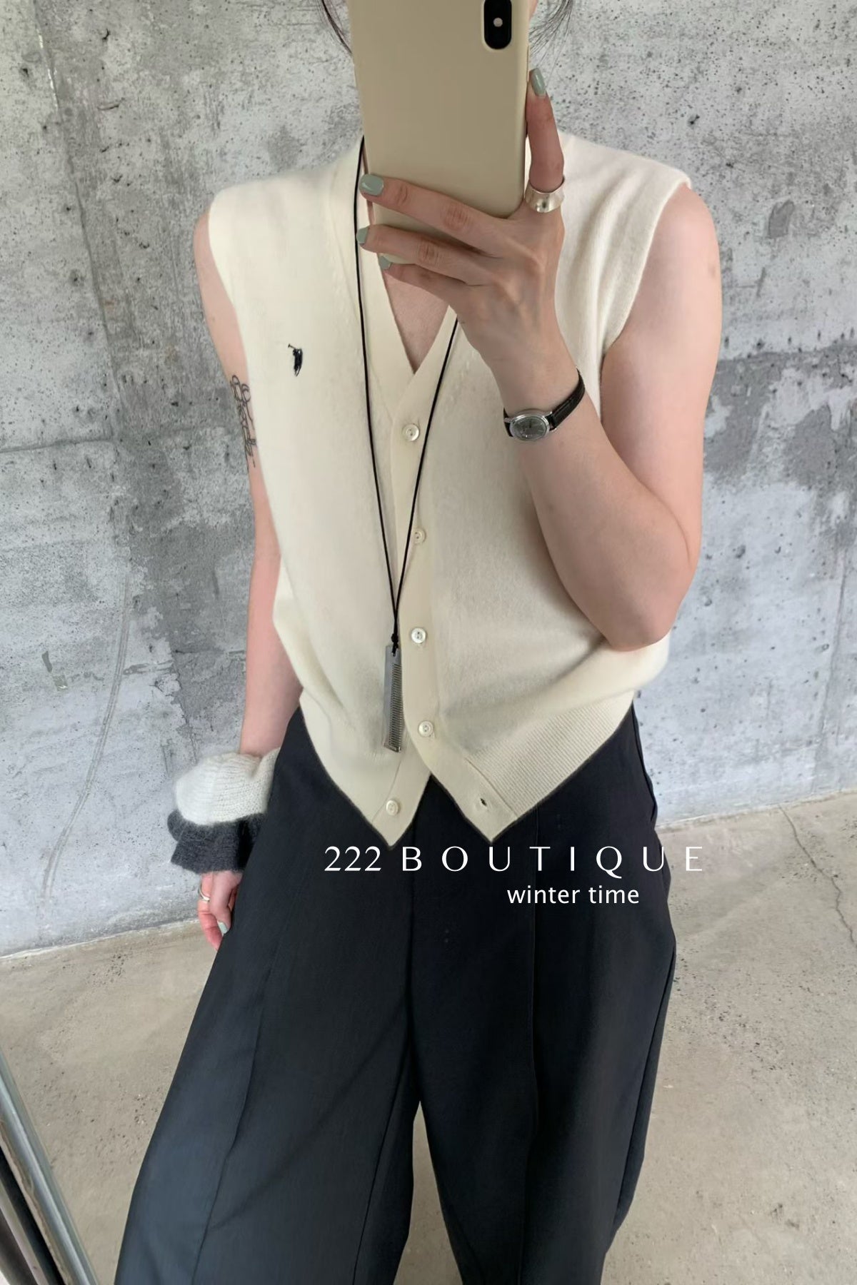 20a34 V-neck wool vest