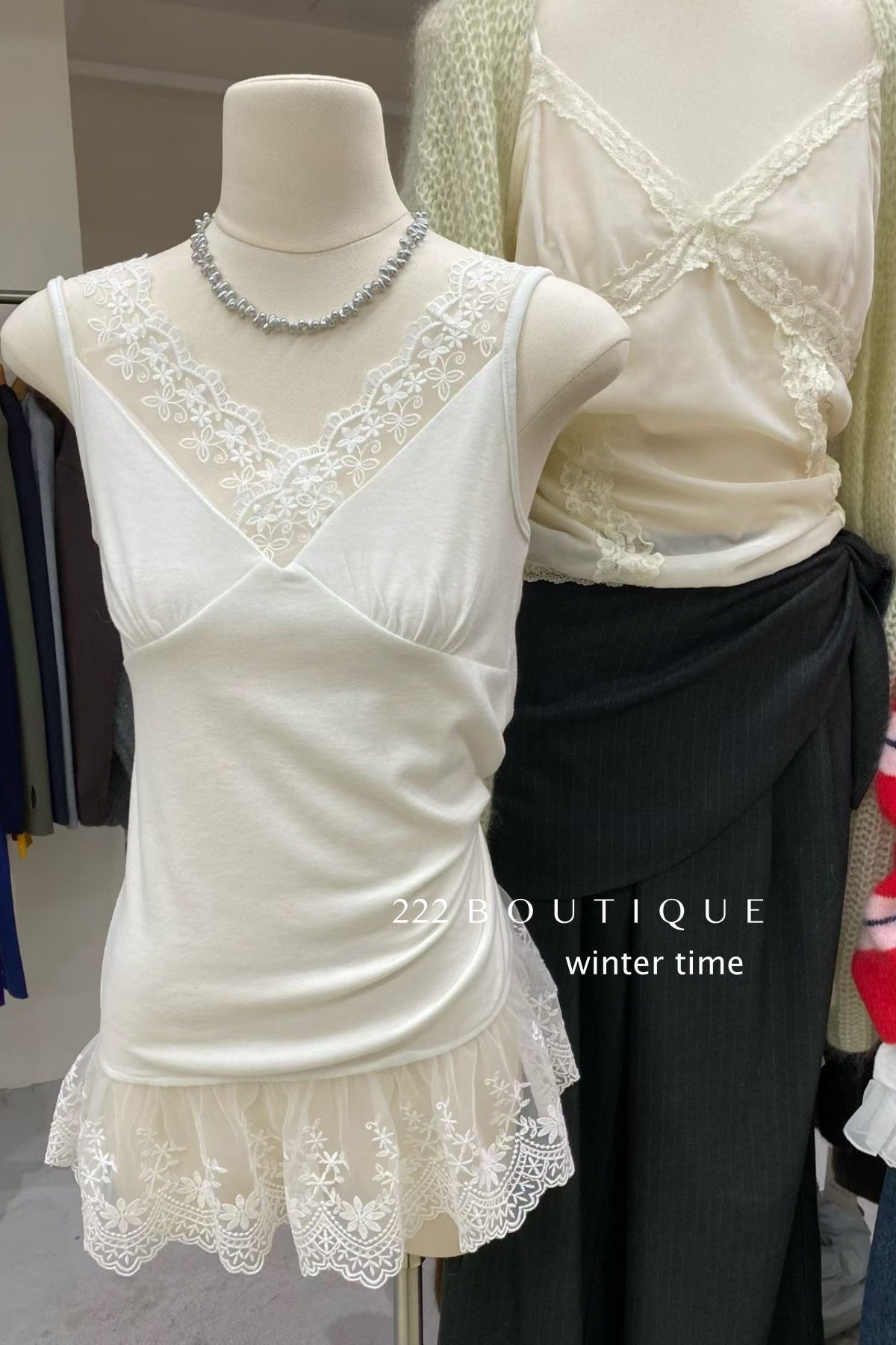 21a10 Basic lace blouse