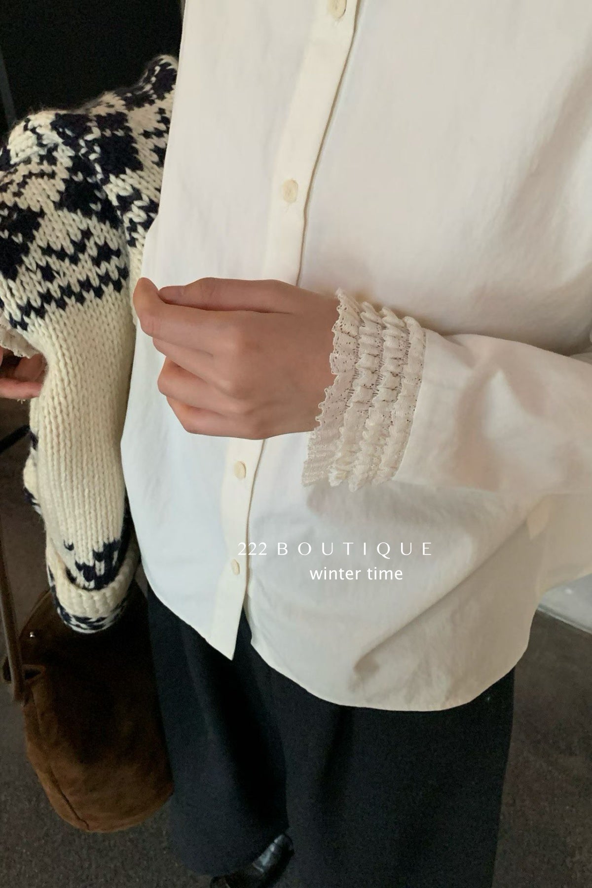 20a106 Beaded-collar textured shirt
