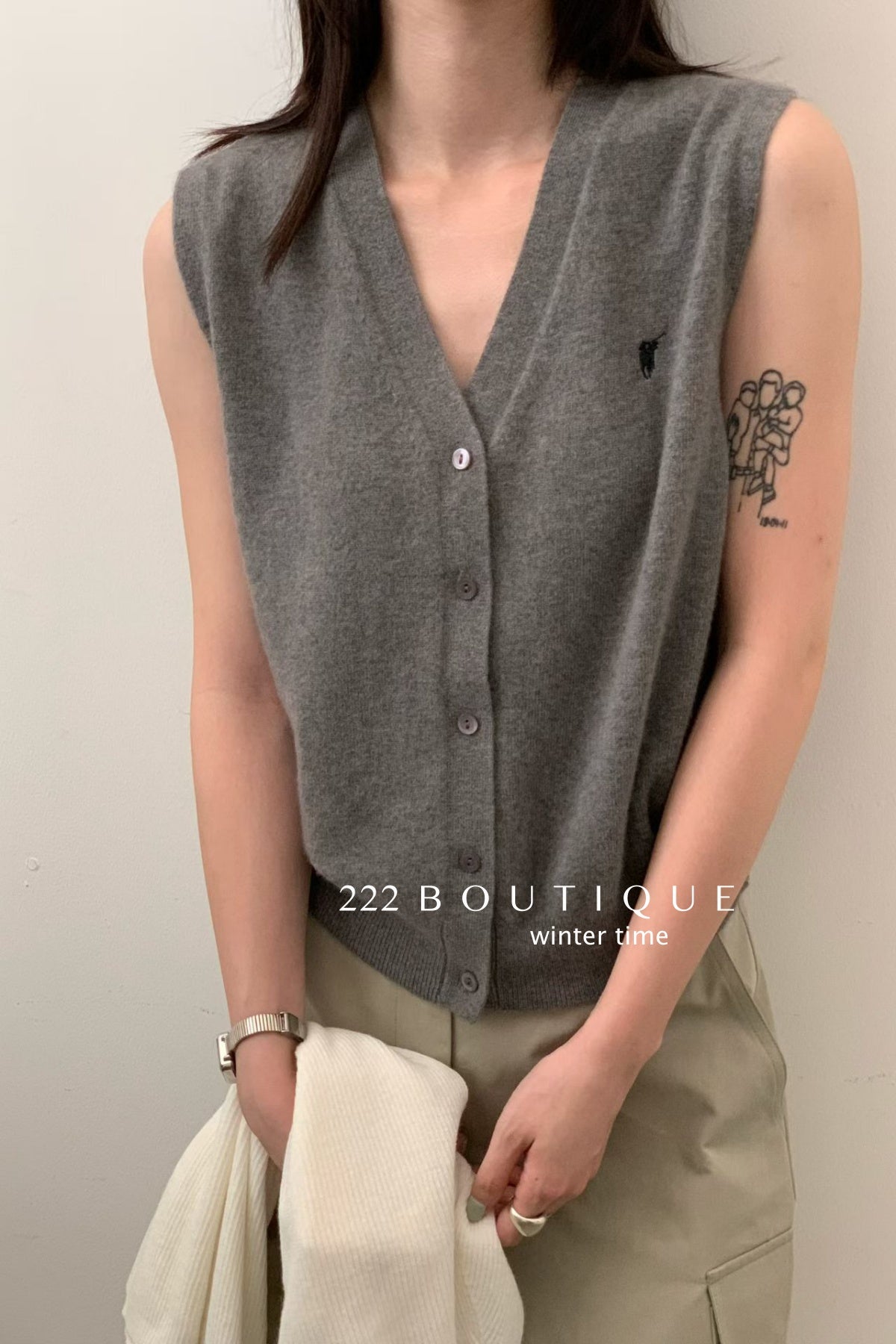 20a34 V-neck wool vest