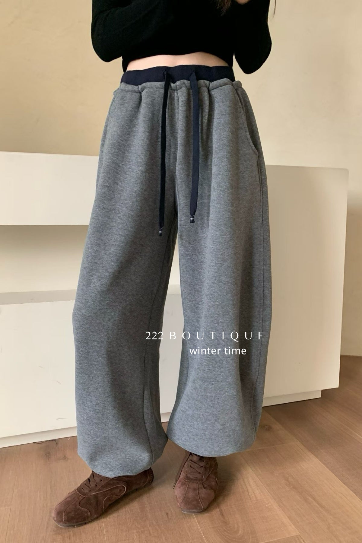 19q41 Elastic-waist straight wool trousers