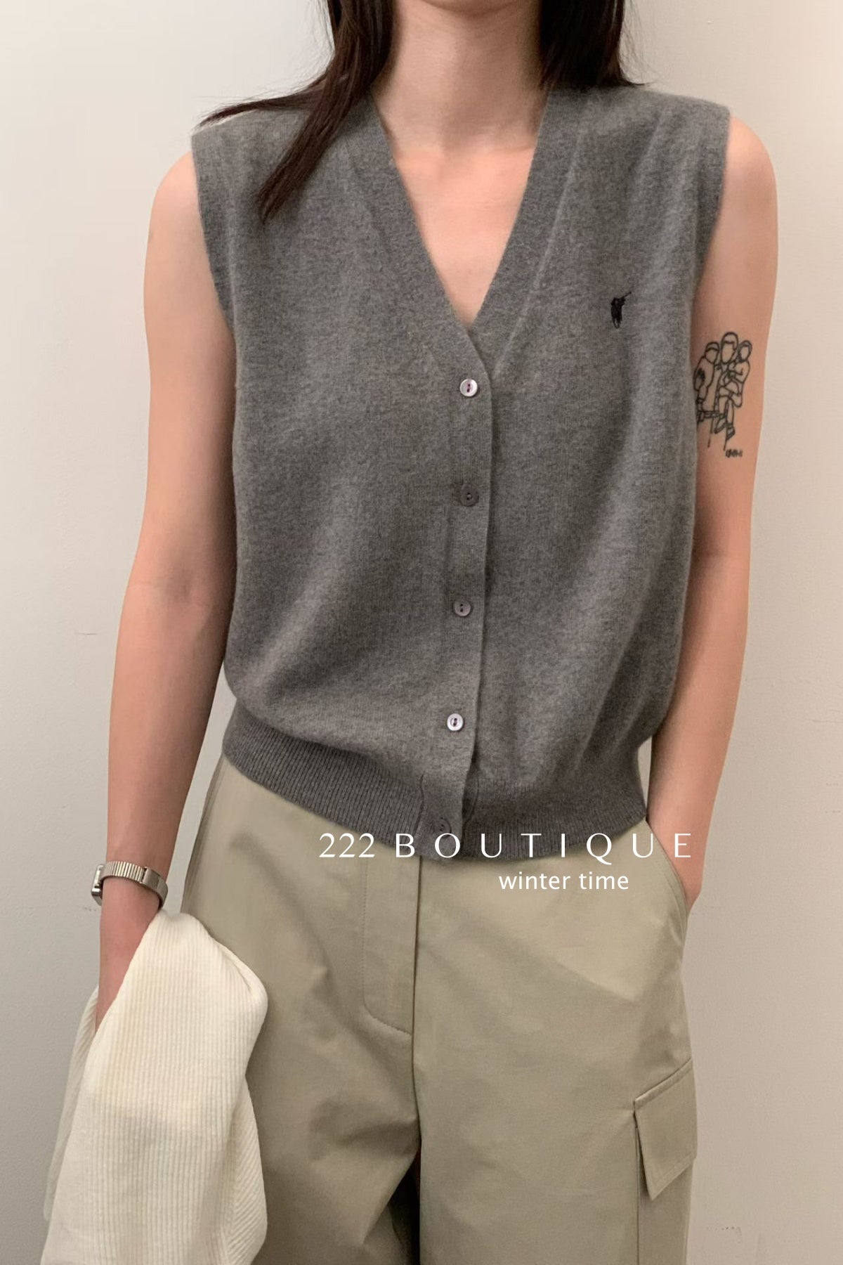 20a34 V-neck wool vest