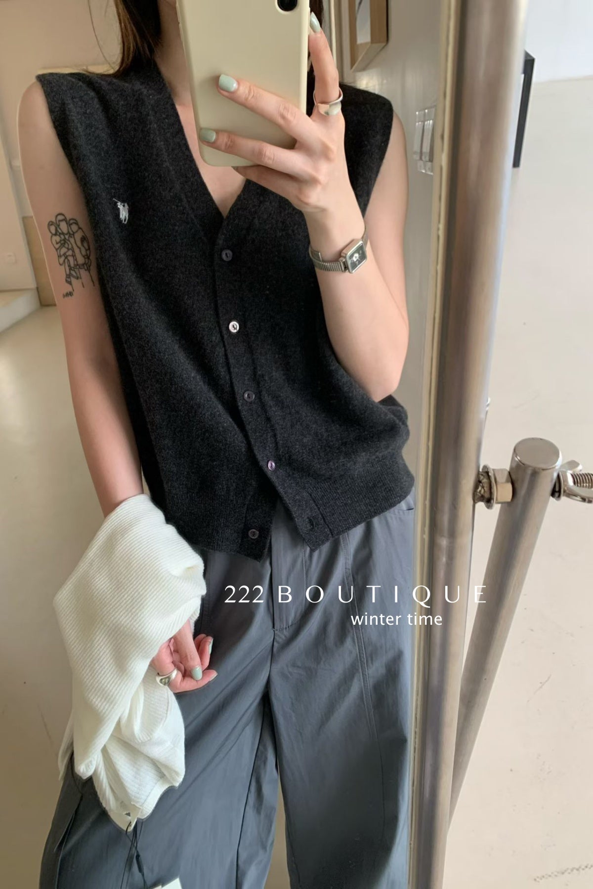 20a34 V-neck wool vest
