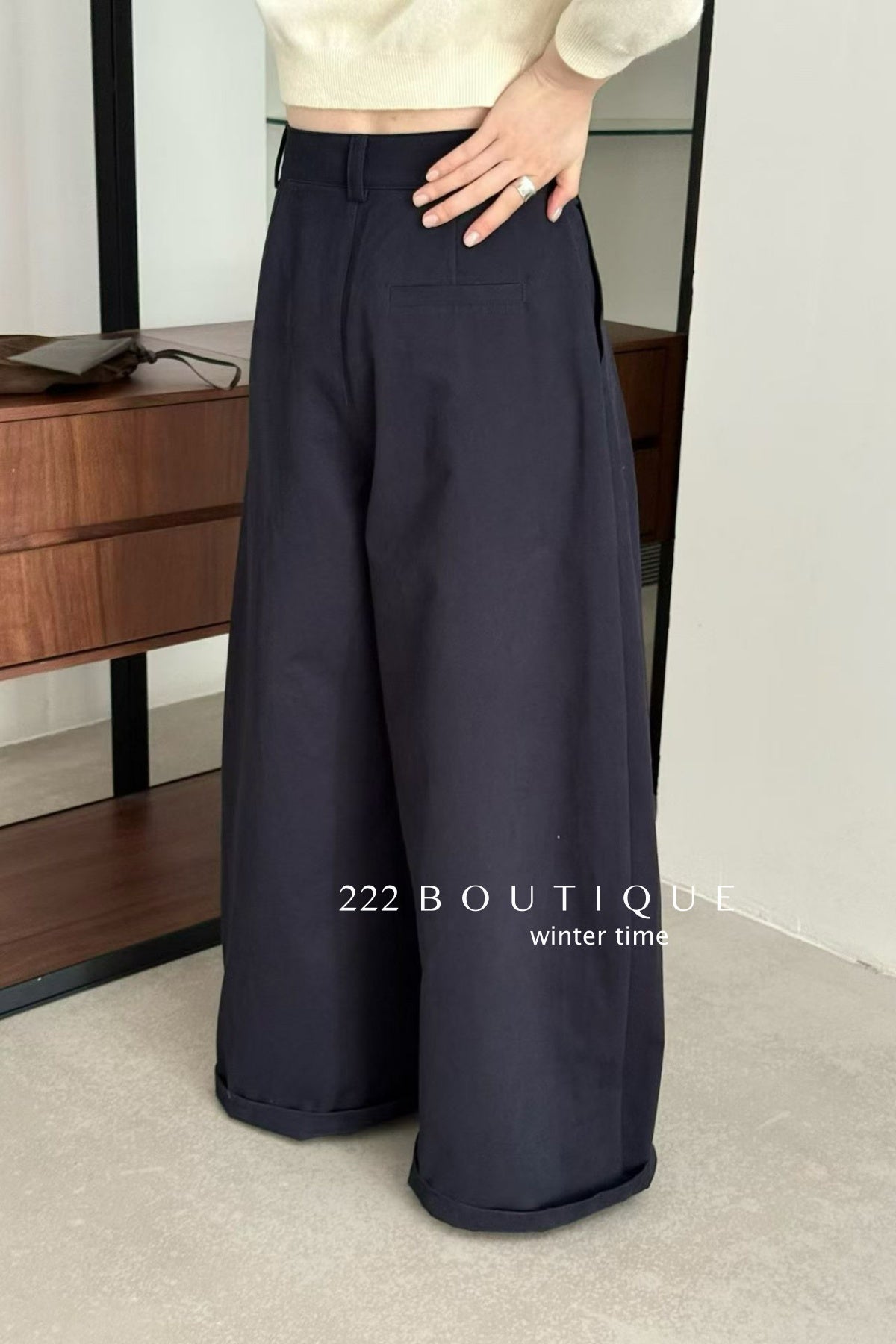 20q13 Wool cropped trousers