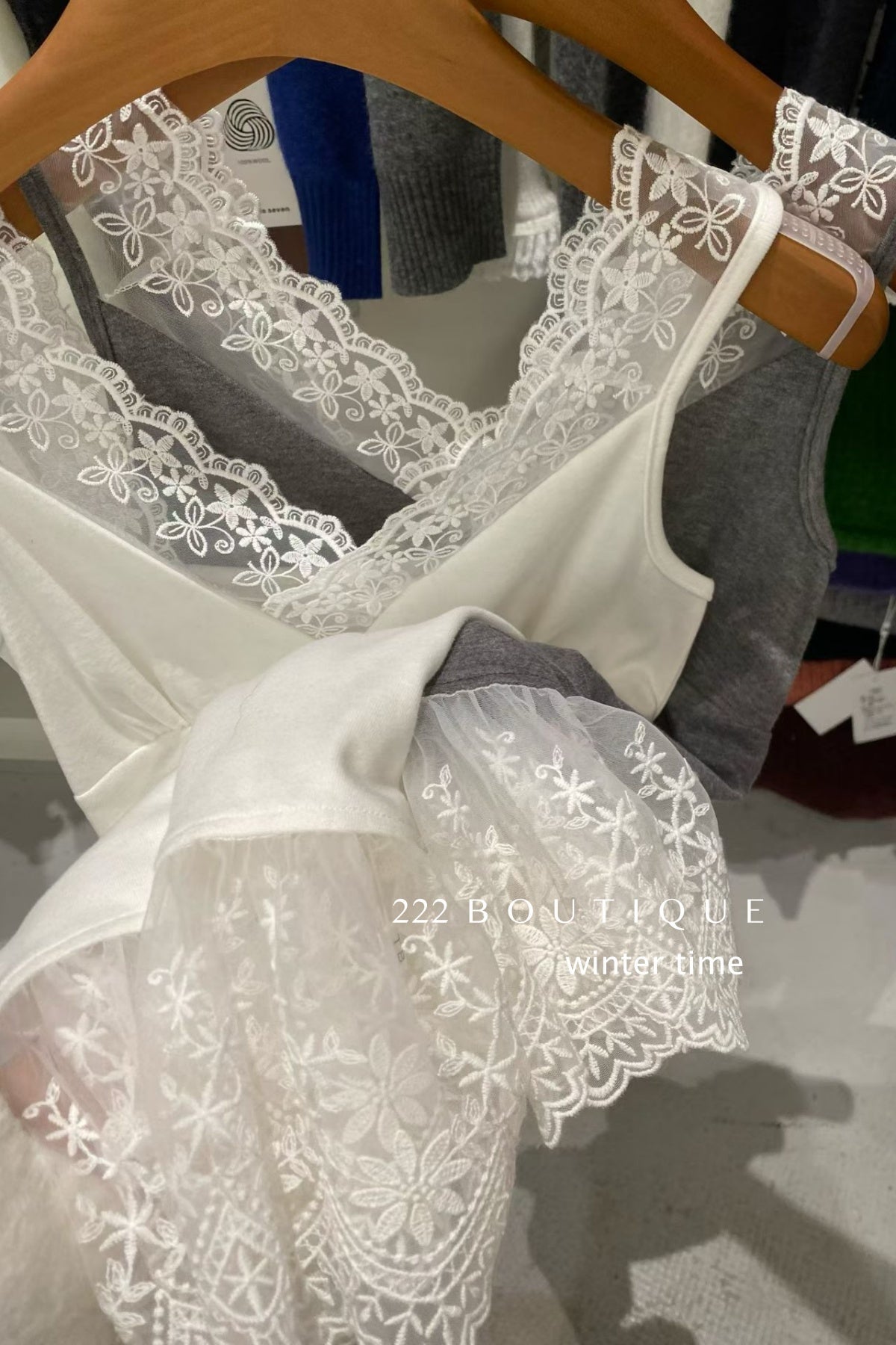 21a10 Basic lace blouse