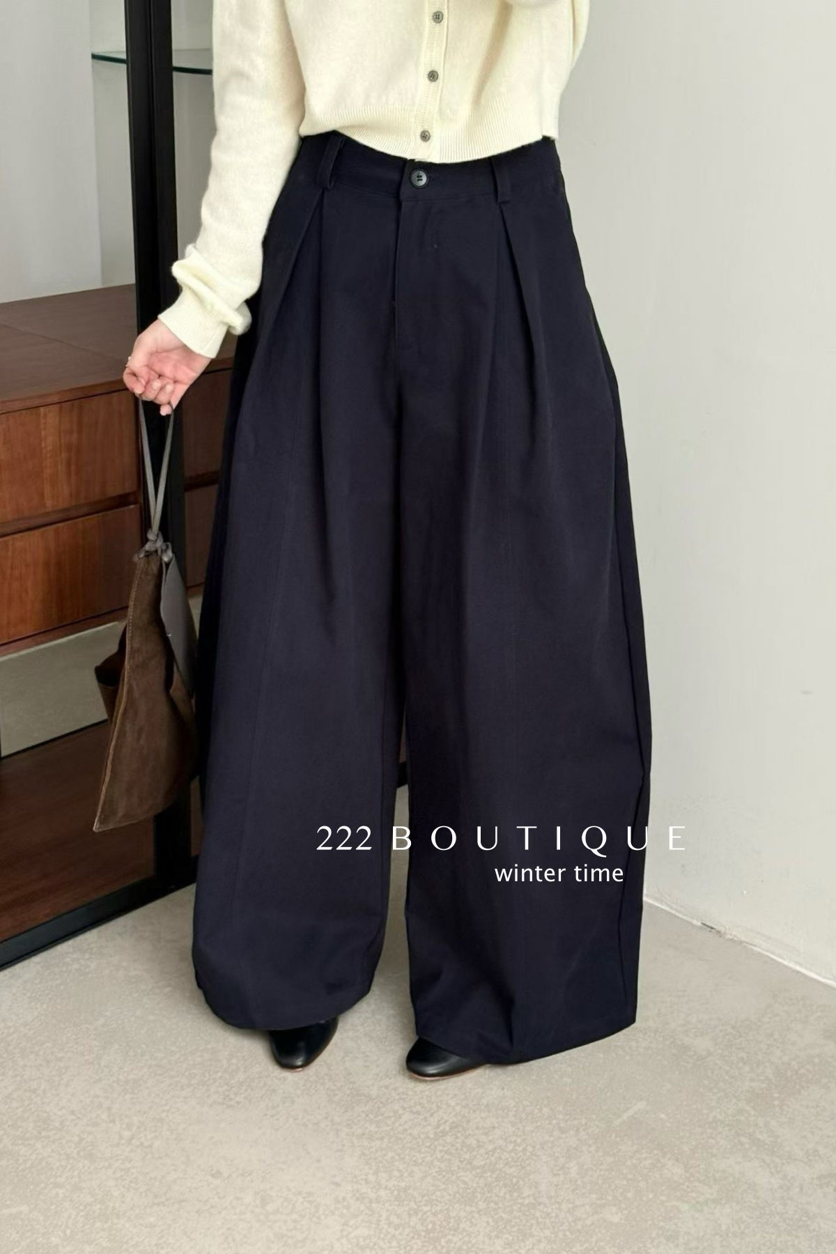 20q13 Wool cropped trousers