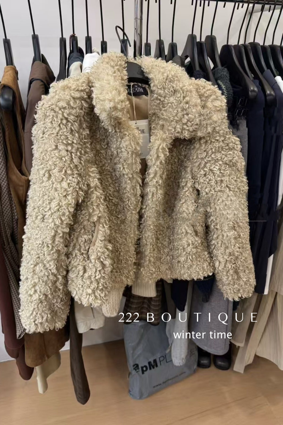19a107 Fur notch-collar coat