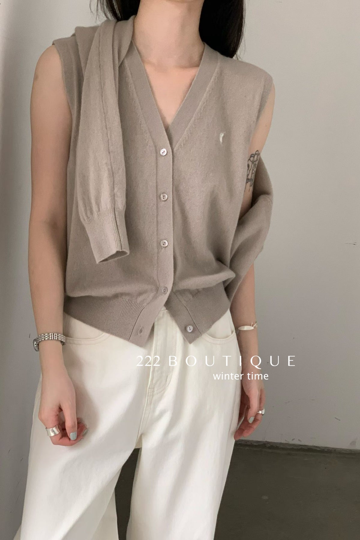 20a34 V-neck wool vest