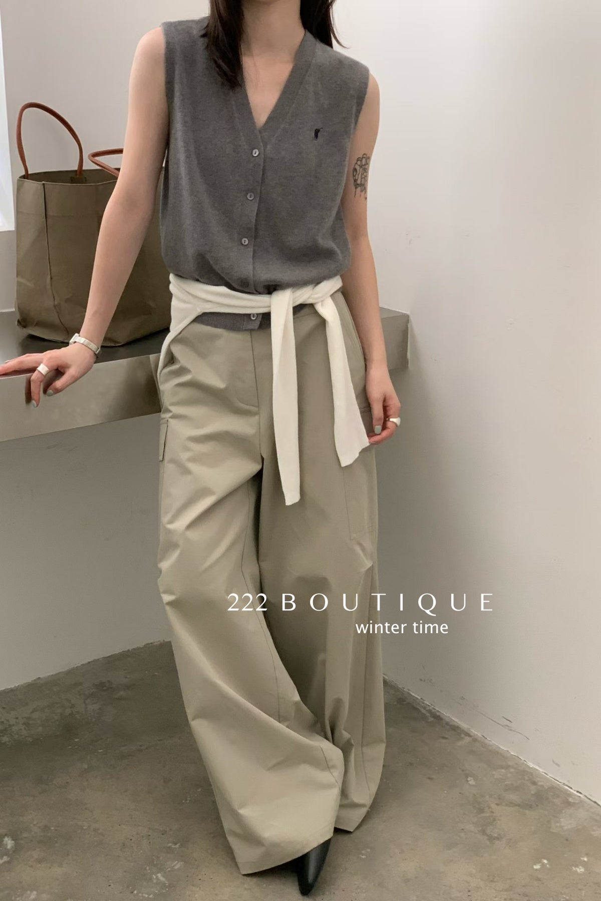 20a34 V-neck wool vest
