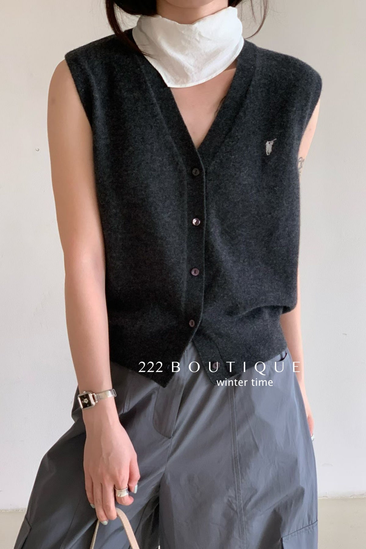20a34 V-neck wool vest