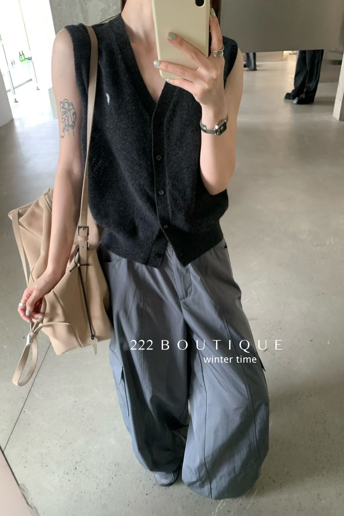 20a34 V-neck wool vest