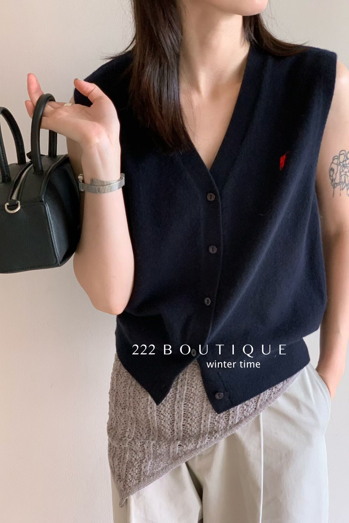 20a34 V-neck wool vest